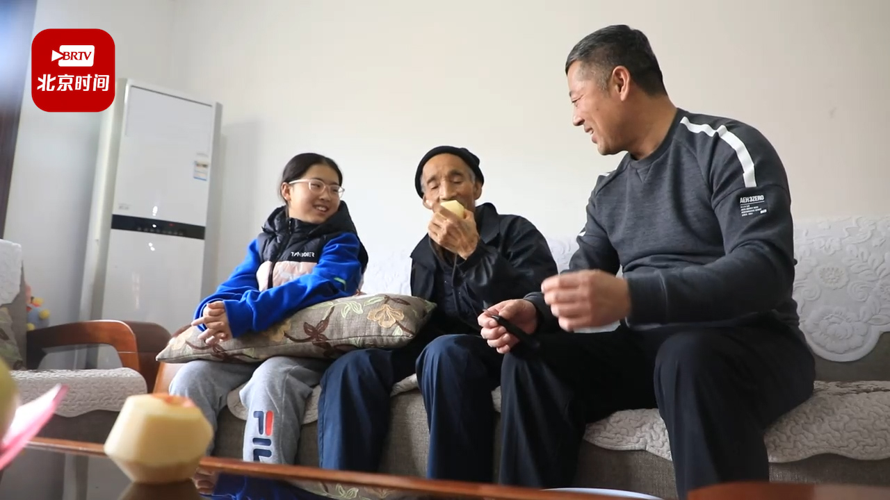 山东父子接力赡养陌生孤老42年：有人建议送养老院，但守着我们才放心_北京时间