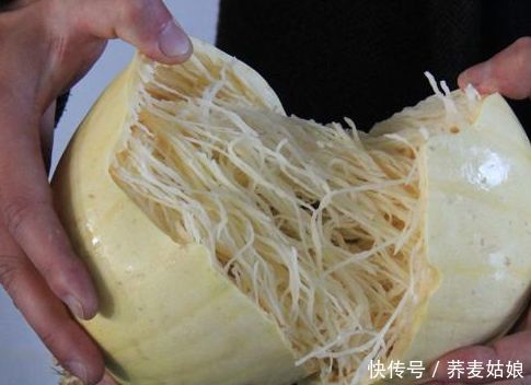买了个香瓜回家,切开后里面却像面条,试吃后