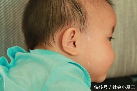 2岁宝宝睡觉冒汗,婆婆立马抱孩子去医院,医生