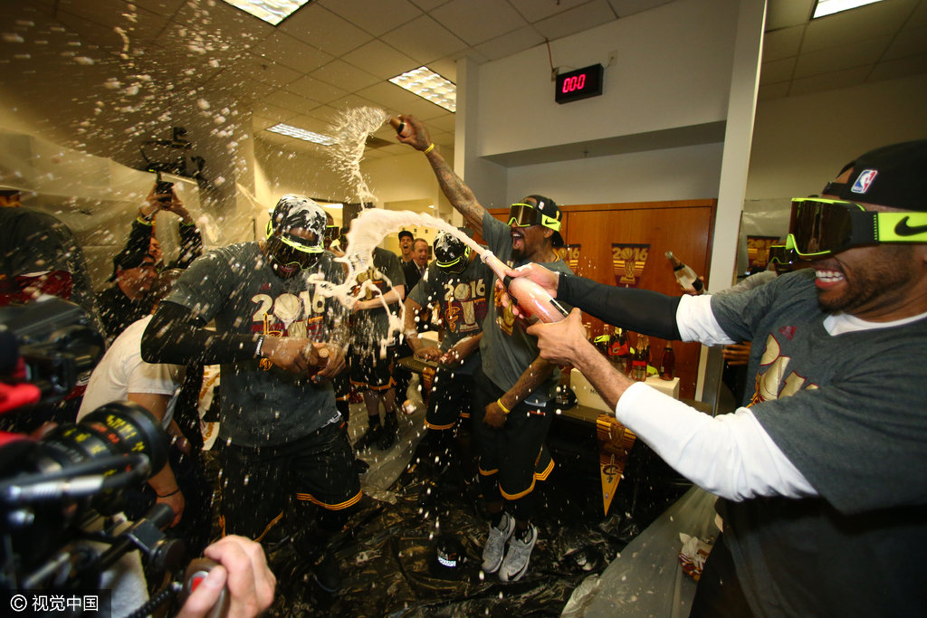 组图-骑士夺队史首冠 球员更衣室喷香槟庆祝 组图-骑士夺队史首冠 球员更衣室喷香槟庆祝
