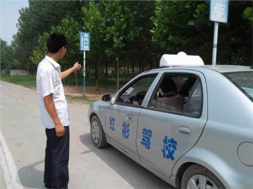 科三考试语音指令直线行驶,但是前方有车怎么