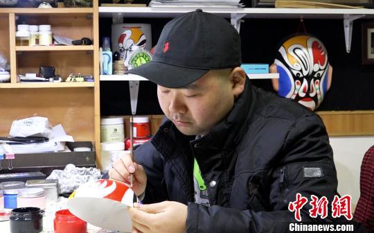 最典世家|80后非遗传人15年画秦腔脸谱上千幅