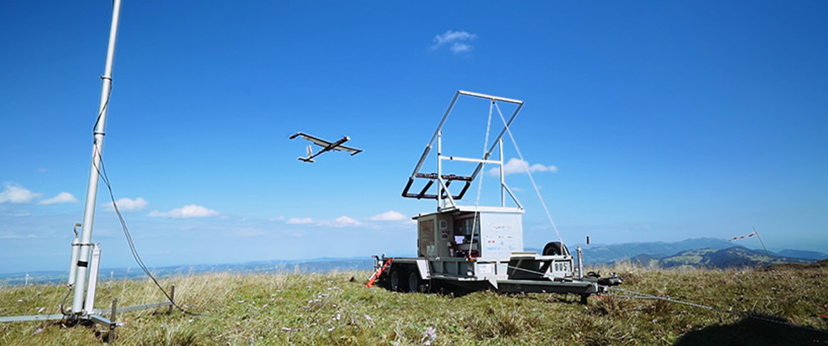 当无人机到达一定的高度之后,电机将会关闭,而当系绳从地面的基站拉出