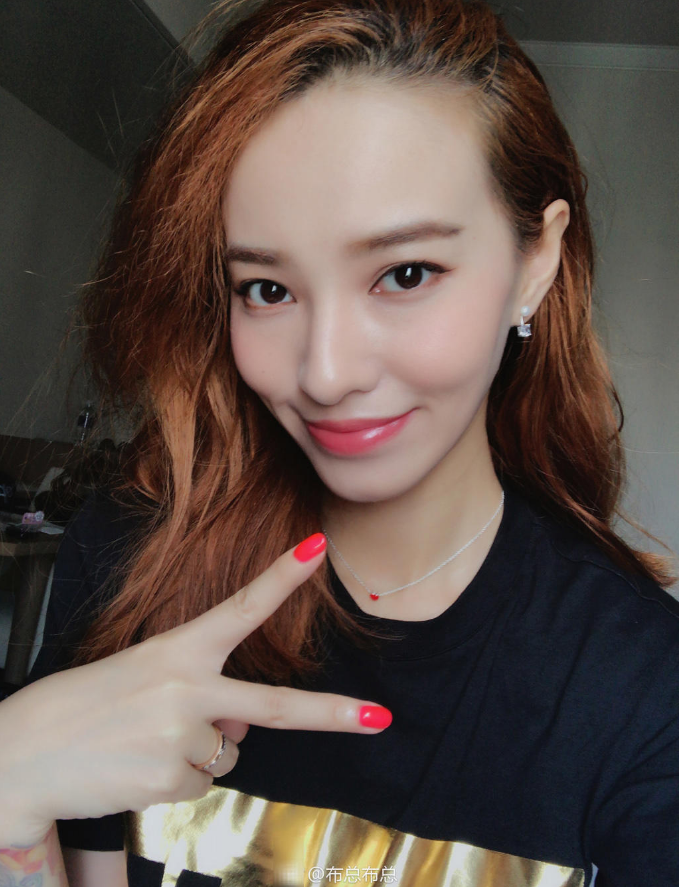 欧弟妻子郑云灿素颜直播 化妆前后简直判若两人