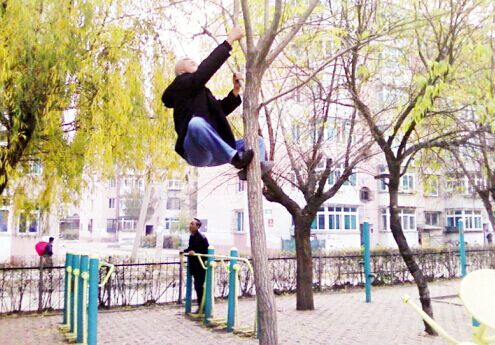 乐山一六旬老大爷爬树锻炼身体 不幸跌落身亡