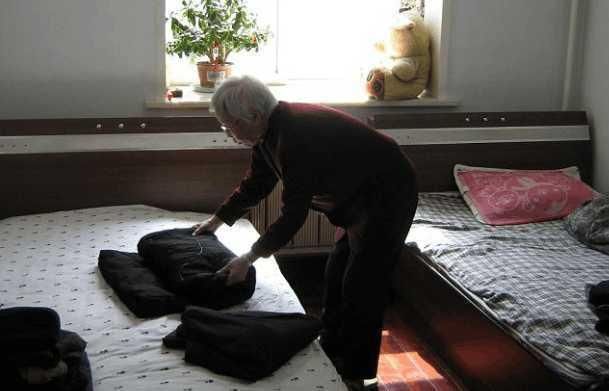 给母亲晒被子,却发现被子里掉出东西,一怒之下让母亲明天走人