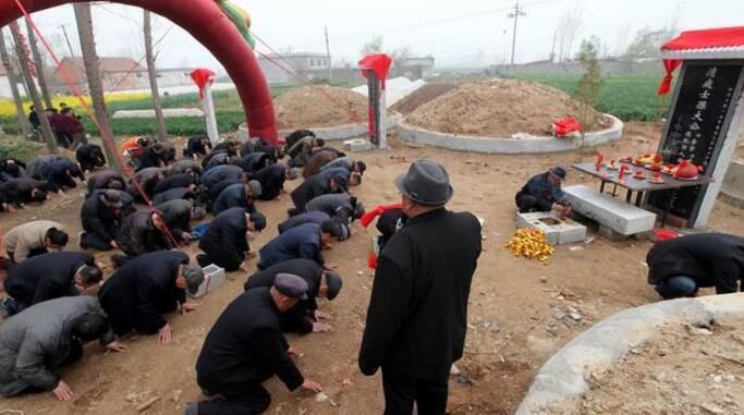 妻子出轨我无法接受而离婚,母亲下乡祭祖,回来