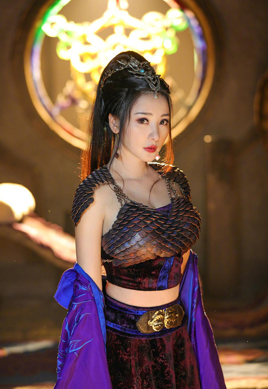 柳岩画着精致的妆容。