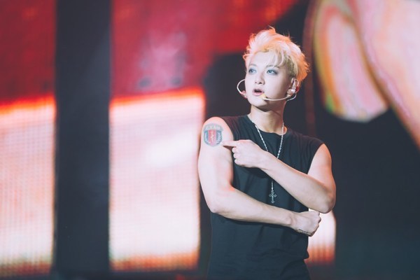 拼了!黄子韬南京演唱会35秒做60个俯卧撑