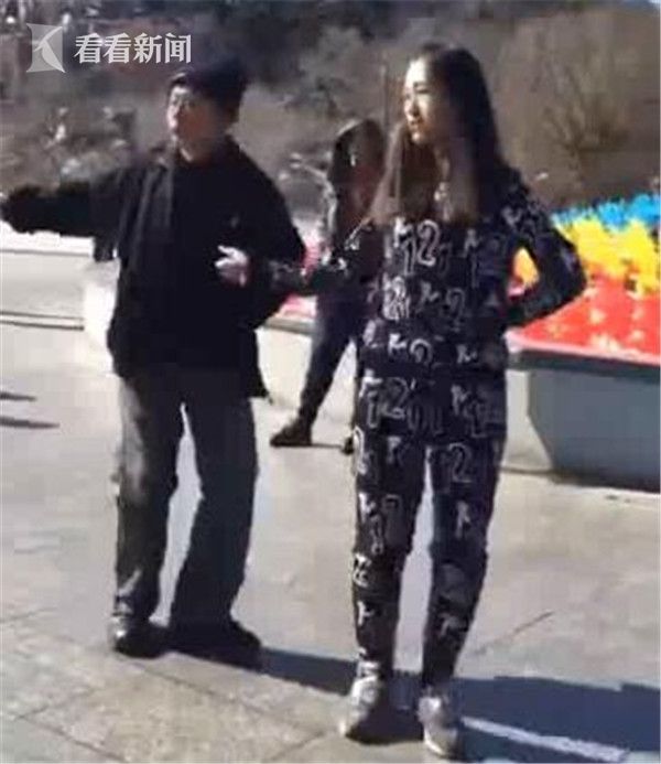 可能看到了假大爷!老汉与少女同跳犀利鬼步舞
