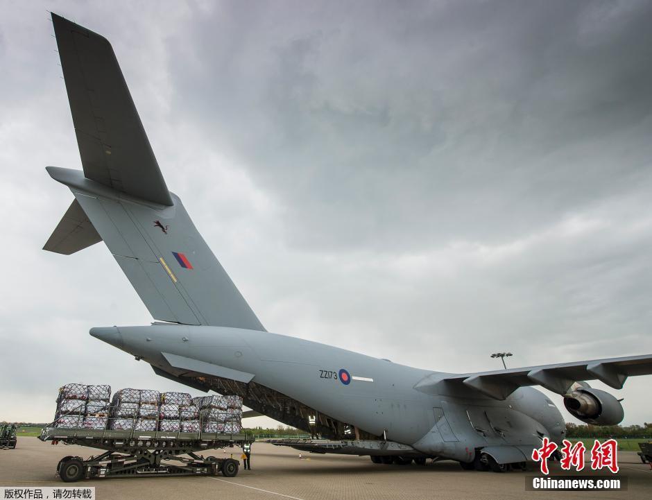 以英国军队的装备水平来说，抢险救灾也不在话下。图为伦敦西北部的诺顿空军基地，英国空军的一架C-17运输机装载了救援队员及物资即将飞往灾区。