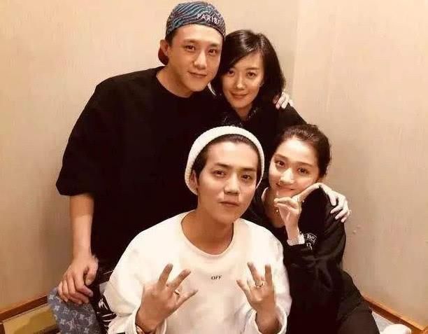 鹿晗关晓彤街头甜蜜接吻被曝,网友:你不是不接