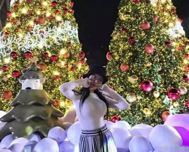 圣诞树,自己一边吃东西一边拍照,56e上围抢眼十足,比后面的气球还大