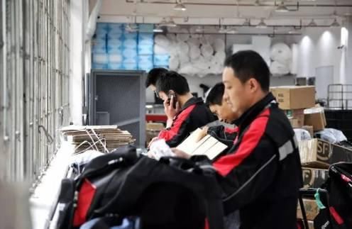 巴黎世家与顺丰合作设计衣服?连李易峰都要改