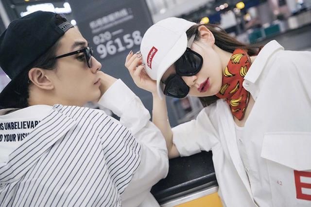 戚薇李承铉穿白加黑情侣装狂撒狗粮,不只衣品