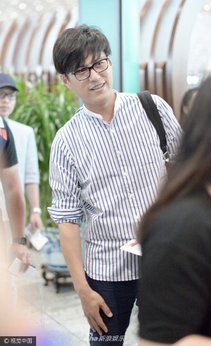 组图:撞脸朱孝天?靳东条纹衬衫变文艺老干部 组图:撞脸朱孝天?靳东条纹衬衫变文艺老干部