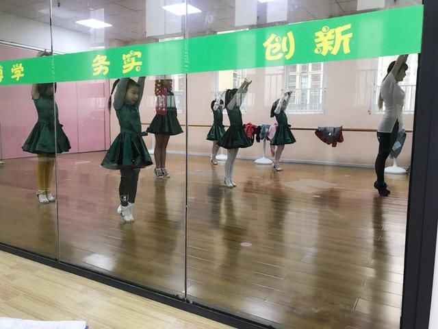 8岁女孩跳舞两年发育迅猛 妈妈的这些行为应该