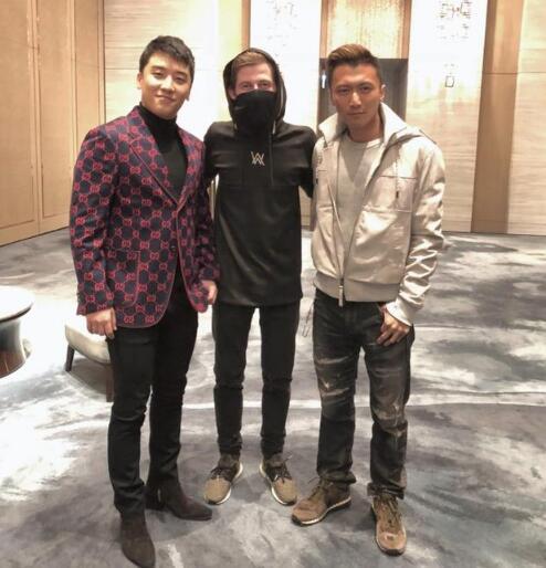 谢霆锋和朋友合影