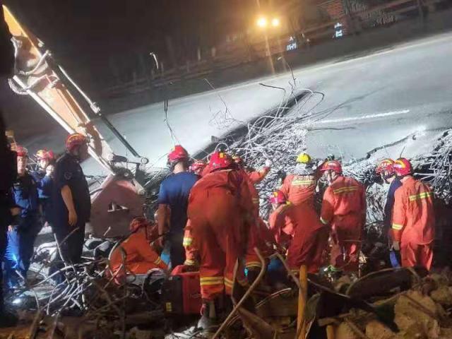 无锡高架桥侧翻事故致3死 桥梁两侧填土防二次倾倒(图1)