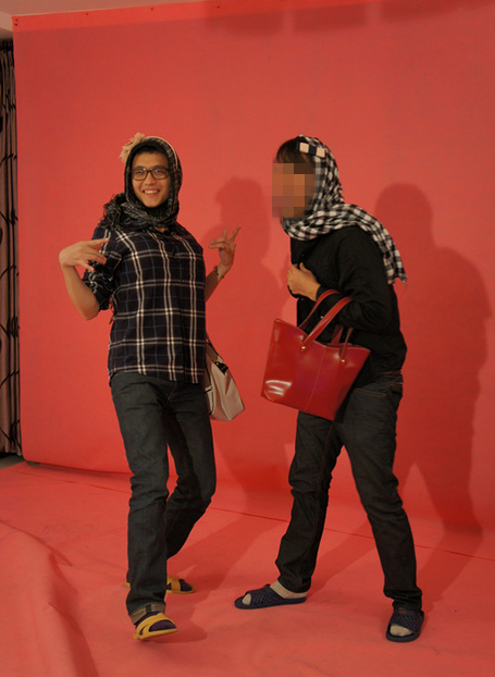 宋喆和友人搞怪拍照。