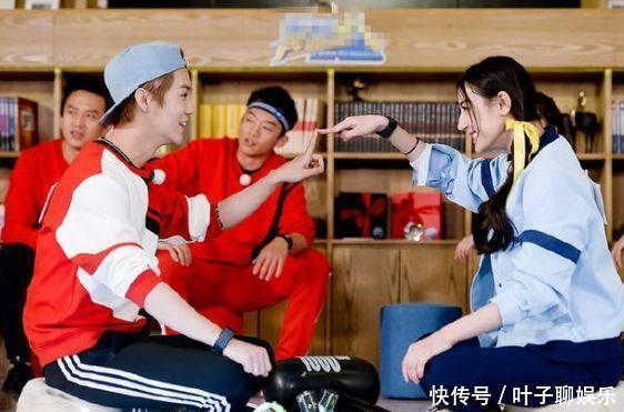 娄艺潇代迪丽热巴问好,跑男成员的反应亮了:陈