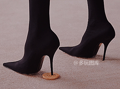 全球搞笑gif:妹子你的嘴唇是怎么吸成这形状的?