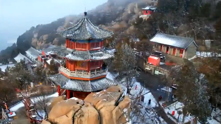 白雪与红墙最配！雪后峄山雾凇晶莹 似入奇幻梦境