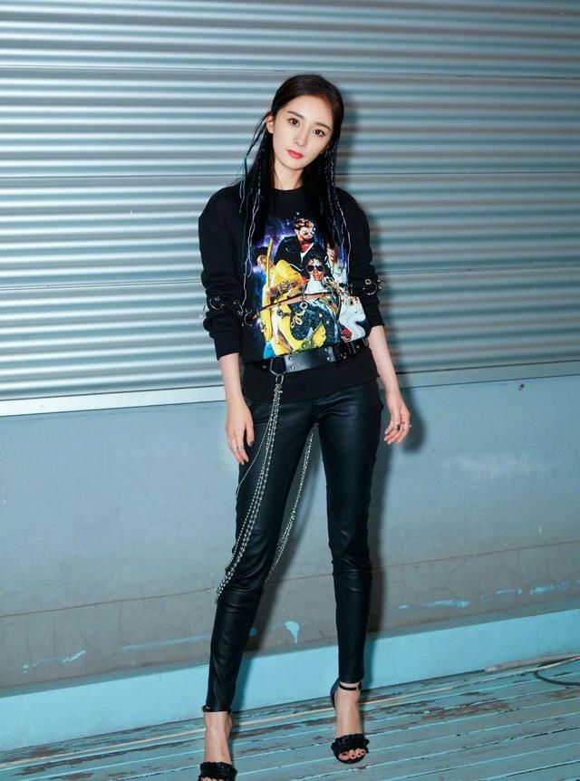 31岁杨幂和20岁关晓彤,同扎脏辫亮相,网友:大1