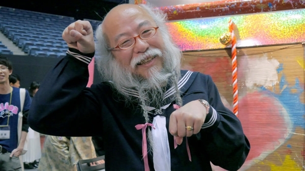 画面太残暴!日本大叔爆红:穿少女水手服