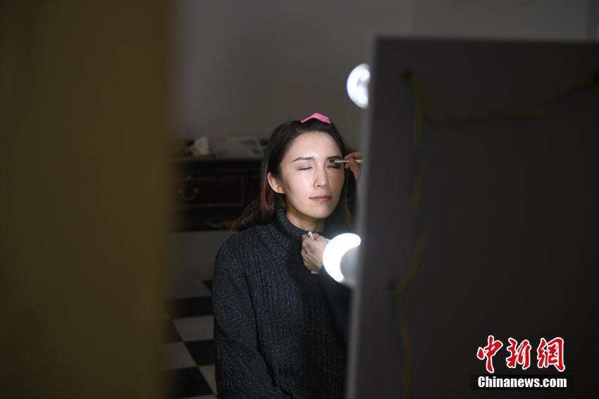 现在的周多尔，还经营着一家网店。她凭借自己的努力在长春购买了一台车和按揭了一套住房，并将父母接到身边。她说，希望通过自己的努力让父母过上好日子。张瑶摄