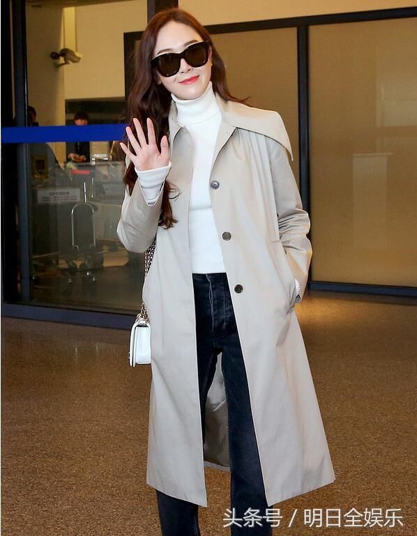 李小璐出轨事件后机场街拍 郑秀晶貌似胖了