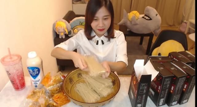 大胃王密子君挑战十大碗螺蛳粉,吃完还不够,结果尴尬了