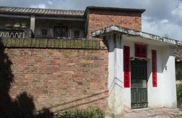 为什么农村盖房子的越来越少?农村老奶奶告诉