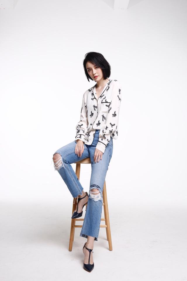 吕佳容最新写真大片 诠释行走的“简约少女”(图1) 吕佳容最新写真大片 诠释行走的“简约少女”(图1)