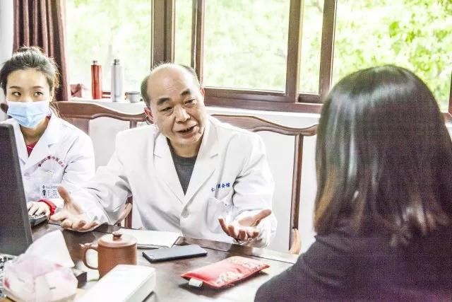 象山老中医上了《人民日报》,他曾在风雪天背