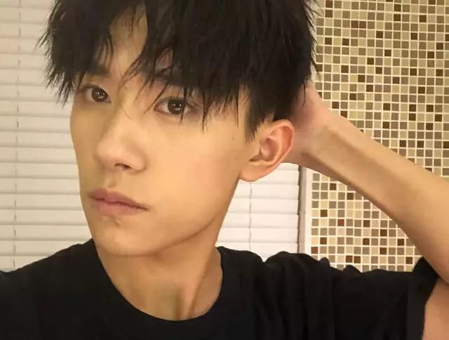 易烊千玺凌晨发ins直呼好难,照片显瘦弱