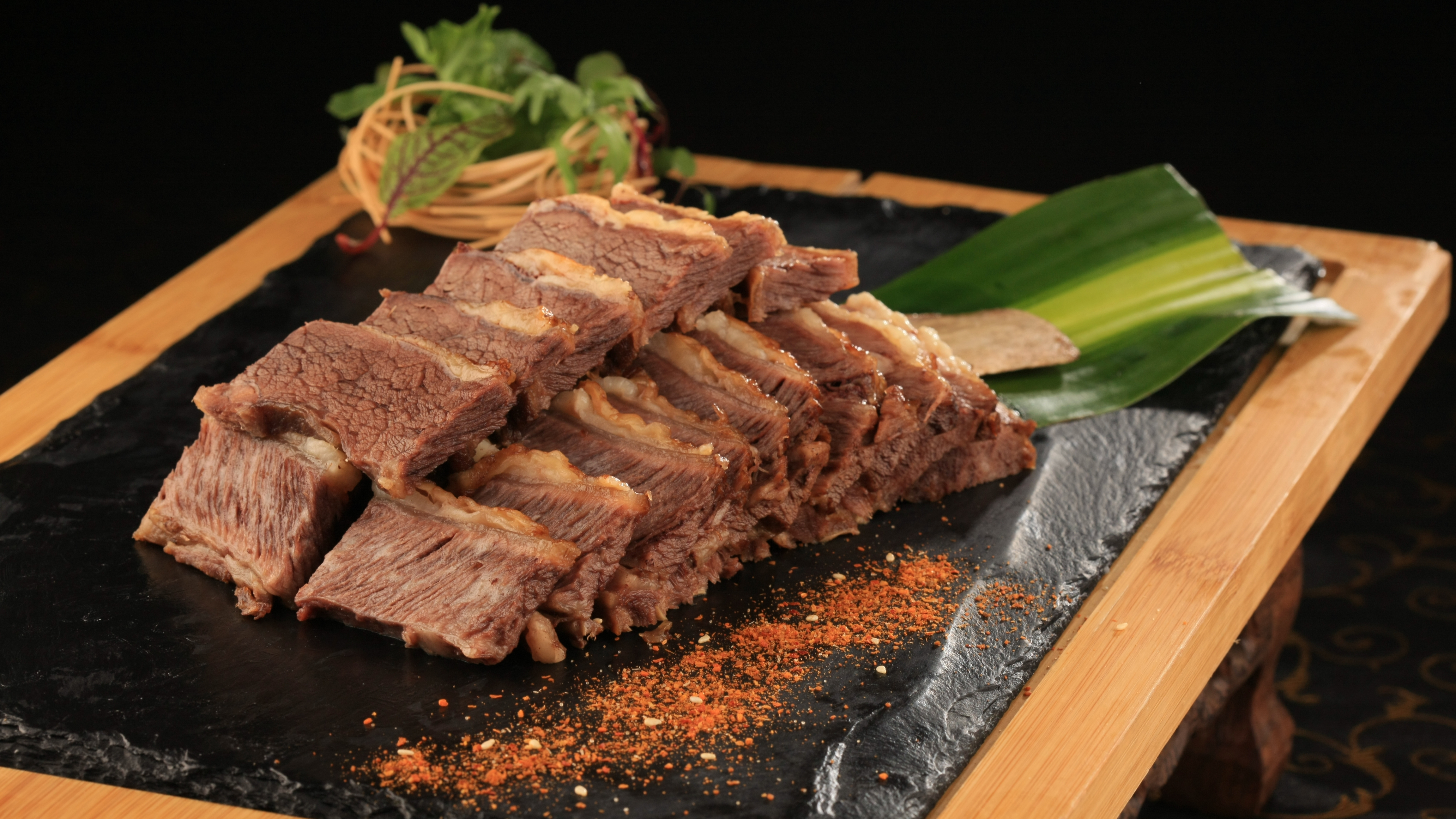 寻味内蒙古 | 炙热的阿拉善玛瑙石上诞生的美味牛排 寻味内蒙古 | 炙热的阿拉善玛瑙石上诞生的美味牛排