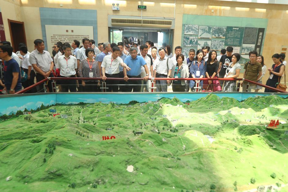 孟良崮战役纪念馆庄严而肃穆,代表团们怀着崇敬的心情,通过观看沙盘演示,了解了孟良崮战役过程。大众网记者 王长坤 摄