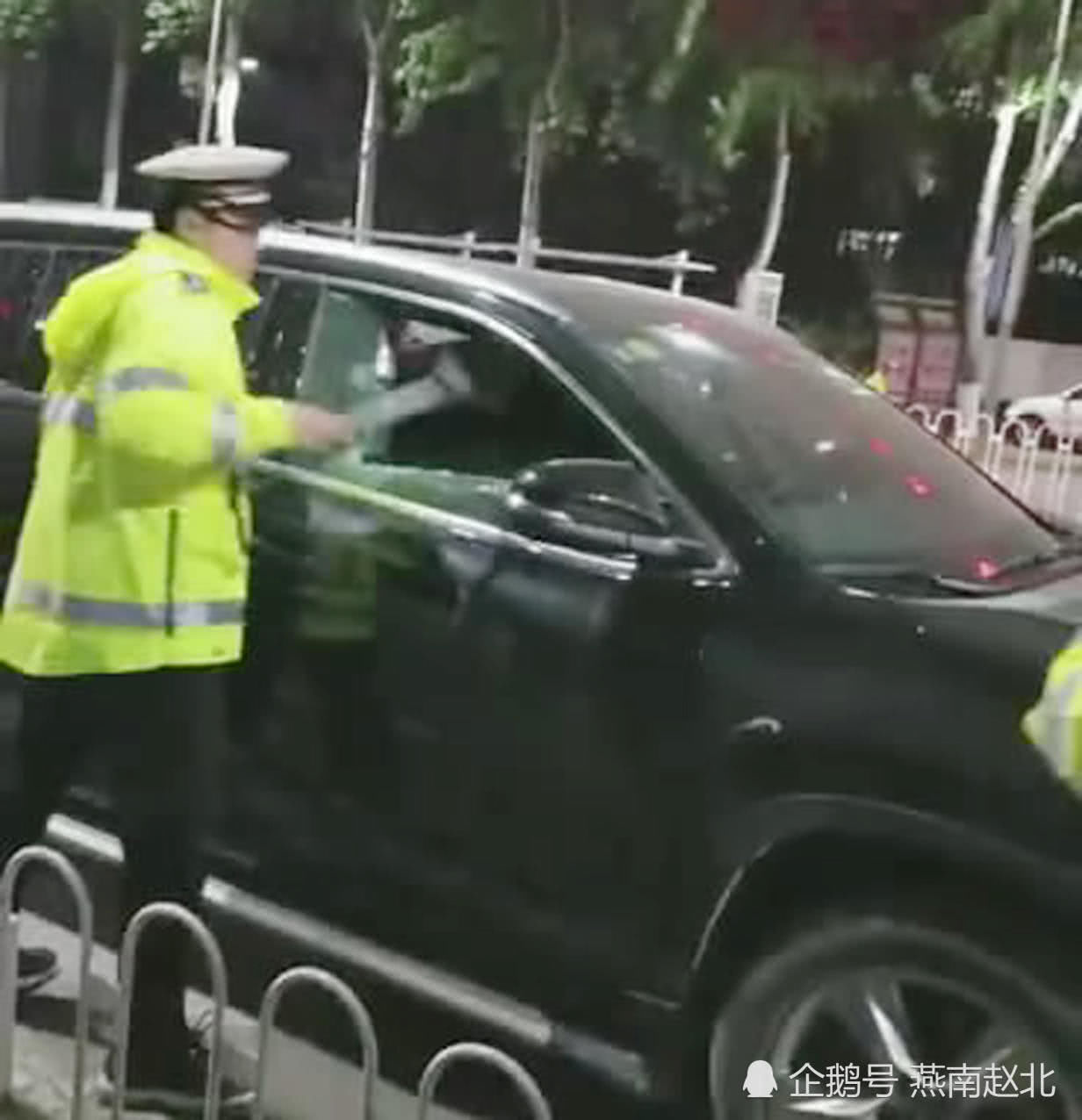 保定街头交警铁锤破窗查酒驾