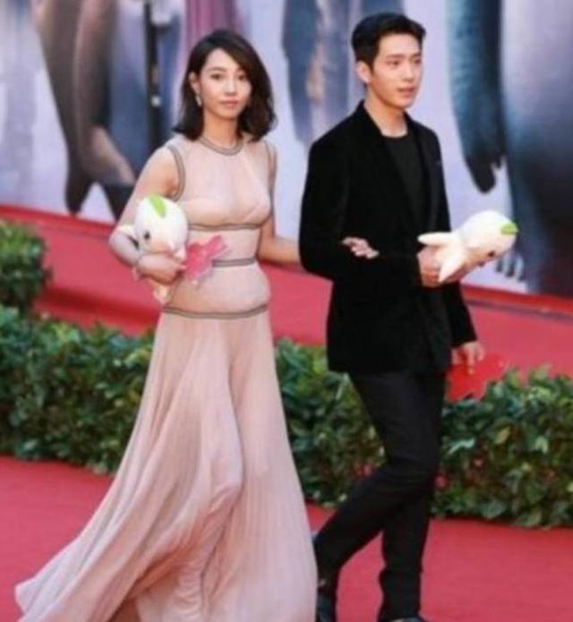 同样是长礼服,微风一吹白百何满身尴尬,赵丽