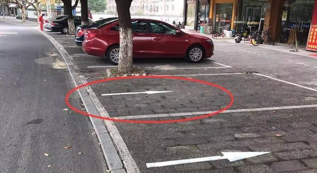 逆向停车罚款200,扣3分!不按方向箭头停车也属