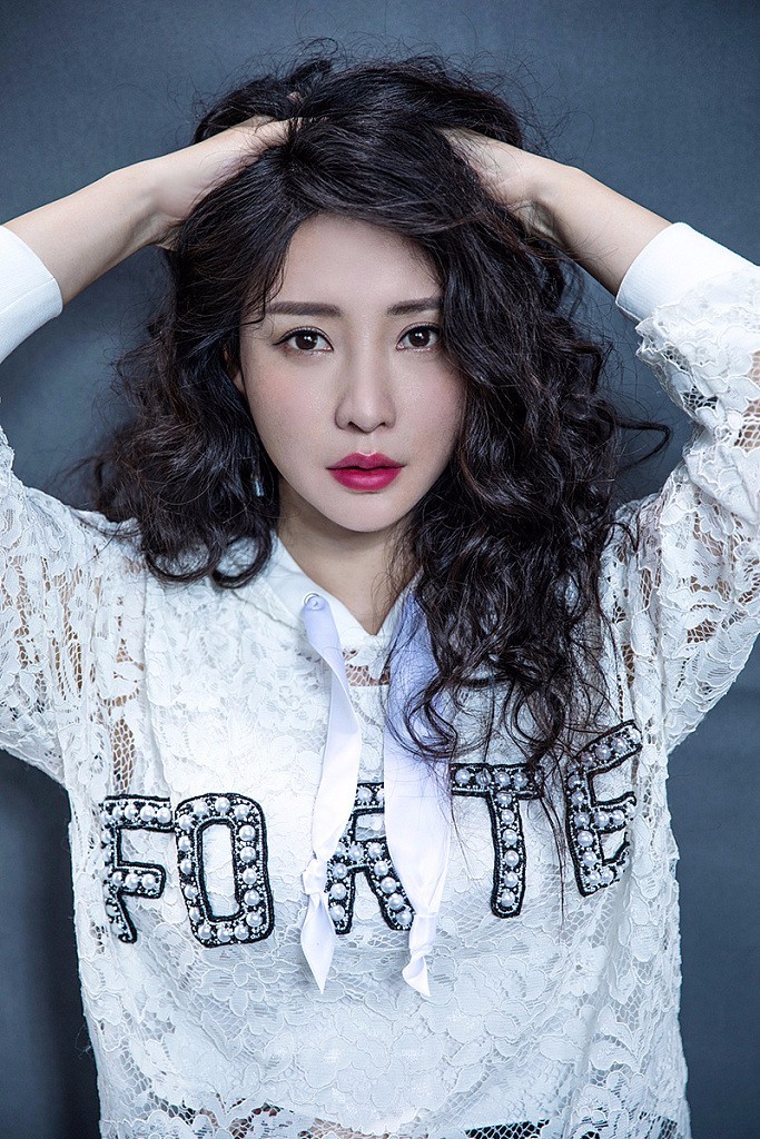 柳岩烫泡面头最新写真曝光 全新造型庆七夕个性时尚