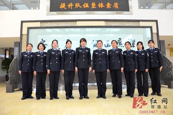 最美女警"集体合影