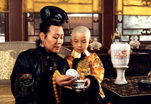 在公元1665年的9月初八,当时才11岁半的康熙皇帝举行大婚,迎娶赫舍里