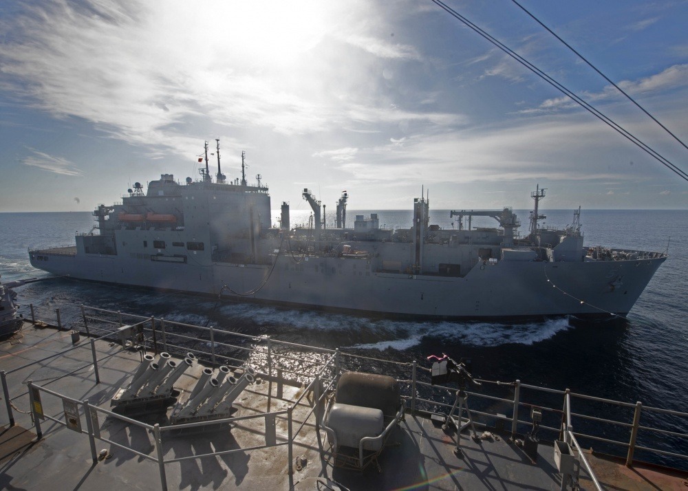 近日，美国海军“巴丹”号两栖攻击舰、 “纽约”号两栖船坞运输舰以及“橡树山”号船坞登陆舰在大西洋海域进行了一系列“水面战高级战术训练”。