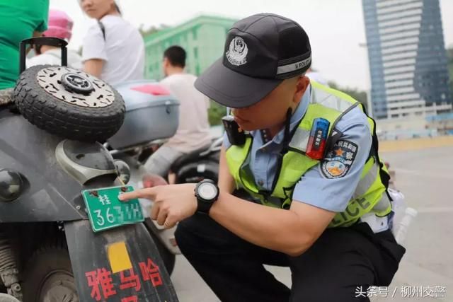 假牌、套牌… 交警持续严查电动车大军