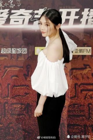 徐冬冬穿一字肩配喇叭裤,胸以下全是腿,网友:这