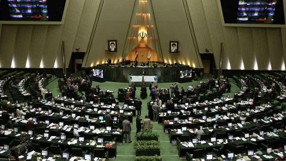 伊朗议会通过反制裁法案 将美军列为