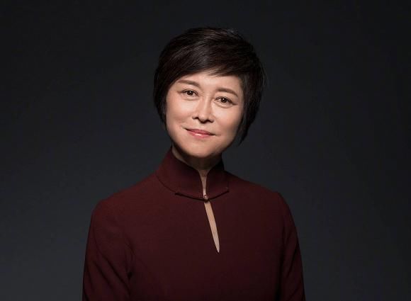 潘石屹给小崔最尊敬的敬大姐拍照了!网友终