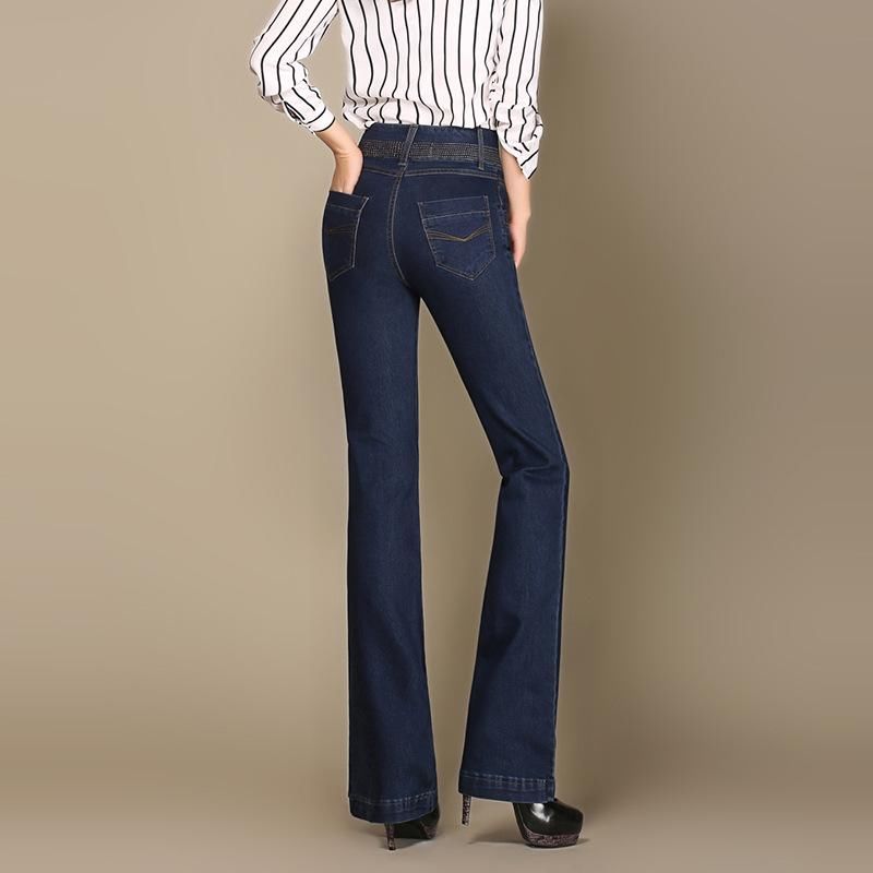 哇,微喇叭牛仔裤配上尖头高跟鞋,不仅修身显瘦